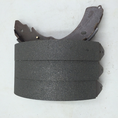 Sehr empfehlenswerte Rückbremsbeläge aus Kohlenstoffkeramik für die Reparatur und den Austausch von Autos